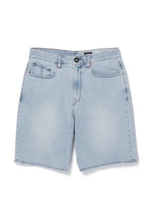 Lyseblå denimshorts med forlommer, bæltestropper og en sort knaplukning, vist på en hvid baggrund.
