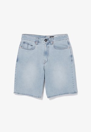 Hellblaue Jeansshorts mit Vordertaschen, Gürtelschlaufen und einem schwarzen Knopfverschluss, auf weißem Hintergrund dargestellt.