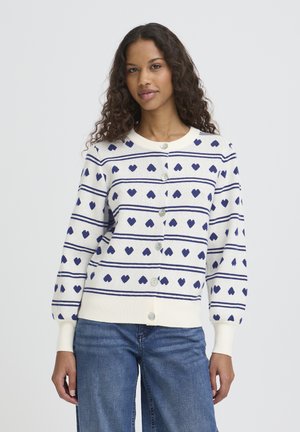 Strikket cardigan i creme med blå striber og hjerte-mønstre, med rund hals, knapper foran og ribbede manchetter og kant.