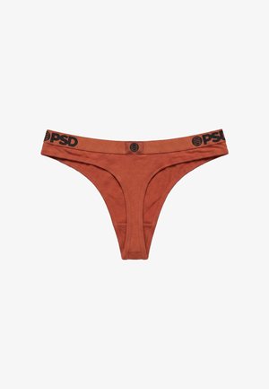 Tanga barvy rezavě hnědé s černým logem PSD vytištěným na pásku na bílém pozadí.