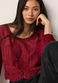 Next REGULAR FIT - Džemper - berry red