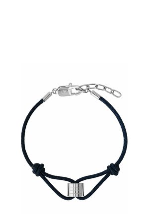Schwarzes Kordelarmband mit silbernem zylindrischem Charm und verstellbarem Karabinerverschluss.