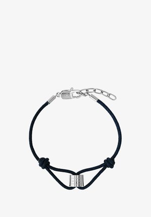 Zwart koordarmband met zilveren cilindervormige bedel en verstelbare ketting met karabijnsluiting.