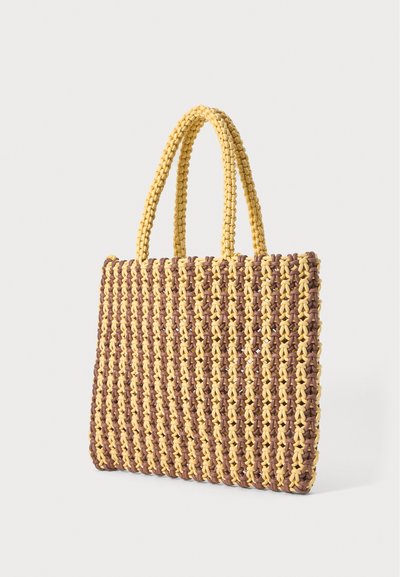 Borsa a spalla intrecciata in giallo e marrone, dotata di due manici testurizzati, forma rettangolare e design aperto con una finitura a motivi.