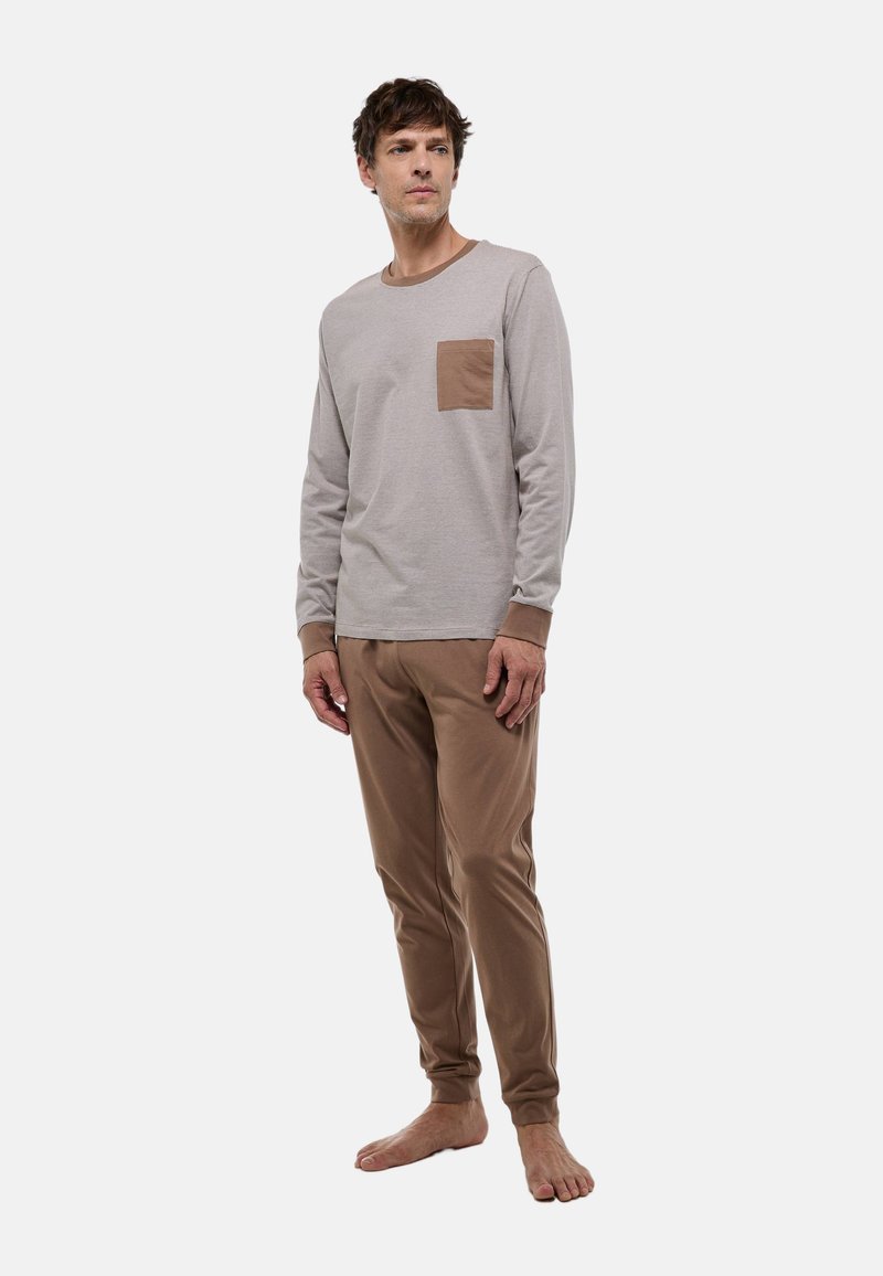 Chemise grise à manches longues avec une poche poitrine en cuir marron et un pantalon marron assorti, tous deux en tissu doux, avec des poignets et une taille élastiques.