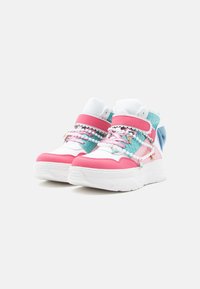 High-Top-Sneaker mit pinken, aqua- und weißen Einsätzen. Mit dekorativen Schnürsenkeln mit Perlen und Anhängern, strukturierten Akzenten und einer klobigen weißen Sohle.