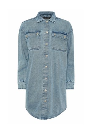 Lyseblå denim skjortekjole med lange ærmer, knaplukning foran, to brystlommer med klap og knapper samt en klassisk krave.