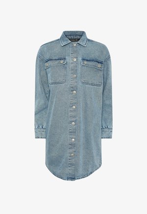 Lyseblå denim skjortekjole med lange ærmer, knaplukning foran, to brystlommer med klap og knapper samt en klassisk krave.