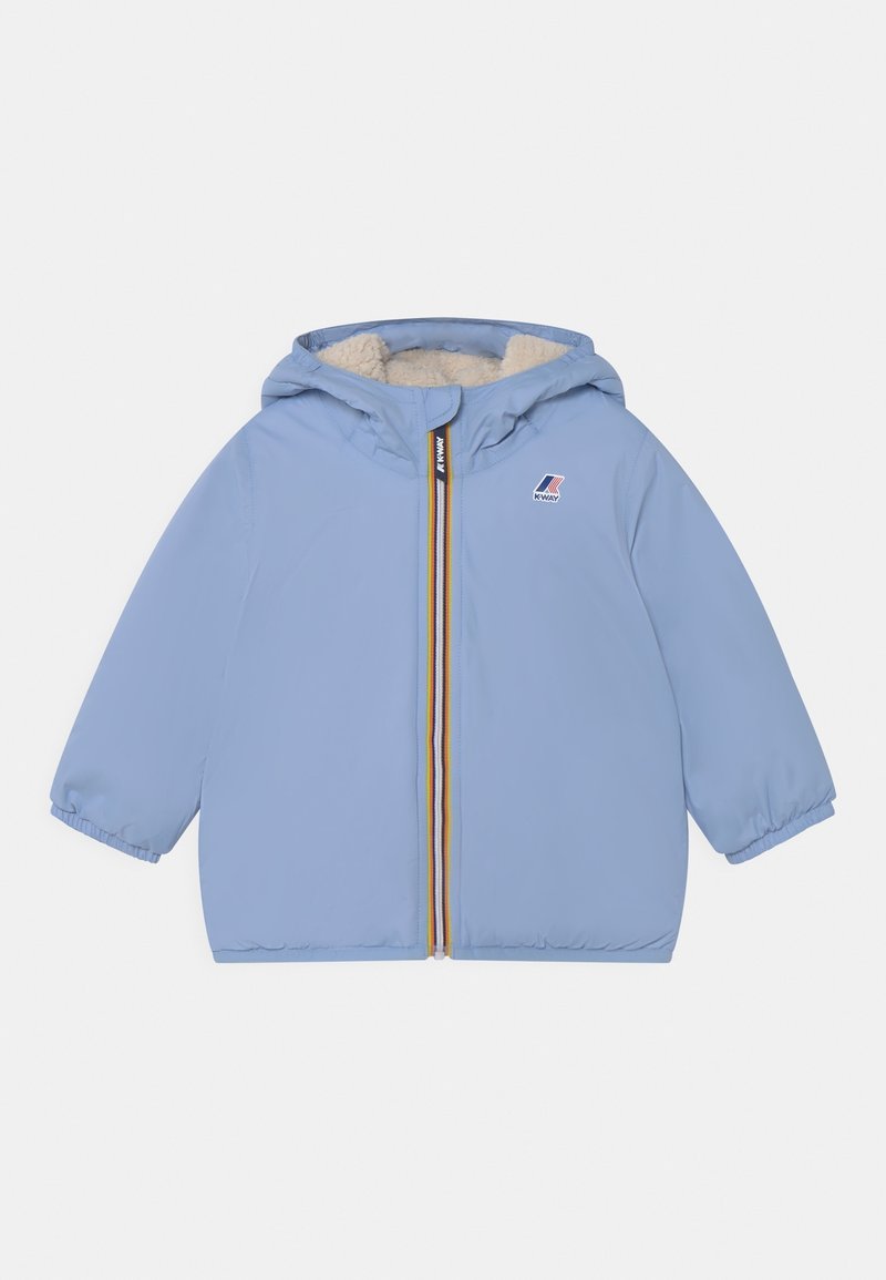 Veste à capuche bleu clair avec une doublure intérieure douce, fermeture éclair frontale avec des rayures jaunes et rouges, et un petit logo sur la poitrine.