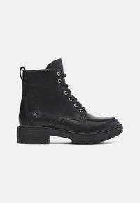 Bottines en cuir noir avec fermeture lacée, bout rond, panneaux texturés et un talon solide. Logo Timberland embossé sur le côté.