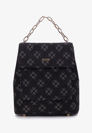 Sac à main en tissu noir avec un motif géométrique argenté, forme structurée, bandoulière en chaîne, fermeture magnétique et accent logo à l'avant.