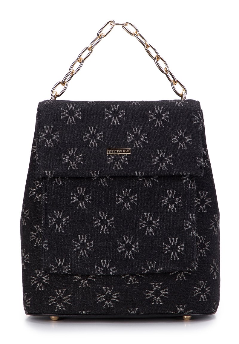 Czarna torebka z tkaniny z srebrnym geometrycznym wzorem, o usztywnionym kształcie, z łańcuszkowym paskiem, magnetycznym zapięciem oraz akcentem logo z przodu.