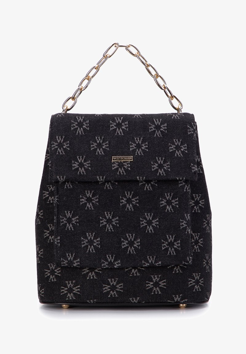 Czarna torebka z tkaniny z srebrnym geometrycznym wzorem, o usztywnionym kształcie, z łańcuszkowym paskiem, magnetycznym zapięciem oraz akcentem logo z przodu.