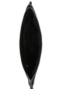 Czarna skórzana kopertówka z zamknięciem na zamek błyskawiczny, o gładkiej fakturze i pojemnym, podszewkowym wnętrzu z boczną kieszonką.