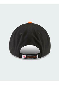 Schwarze Baseballmütze mit verstellbarem Riemen, orangefarbener Knopf oben und weißem Etikett mit der Aufschrift "BENGALS" in orangefarbener Schrift. Weicher Stoff.