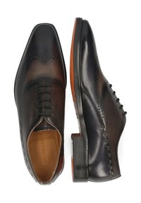 Zapatos de vestir para hombre en cuero marrón y negro con detalles de brogue, cordones y un tacón apilado, mostrados desde vistas superior y lateral.