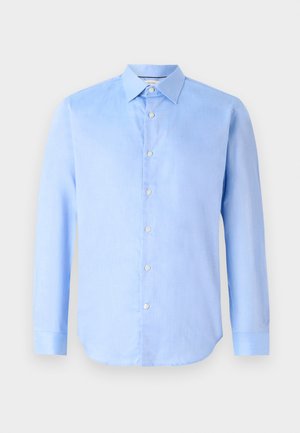 Camisa de botão de mangas compridas azul claro, feita de tecido tecido. Apresenta um colarinho clássico e seis botões frontais. Textura suave e design ajustado.