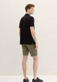 TOM TAILOR Šortky - olive geometric structure