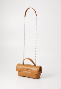 Sac à main en cuir marron avec une bandoulière en chaîne, présentant un dessus roulé, une poignée incurvée et une texture lisse. Design simple sans matériel visible.