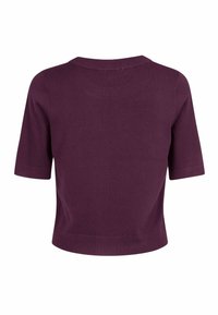 Pull à manches courtes et cropped en tricot violet profond. Il présente un col rond et une texture lisse avec des coutures minimales.