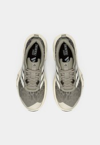 Αθλητικά παπούτσια σε γκρι και μπεζ με υφασμένο επάνω μέρος, λευκές πλαϊνές λωρίδες και επενδεδυμένη γλώσσα. Διαθέτουν ελαφρύ σχεδιασμό και σύστημα κορδονιών.