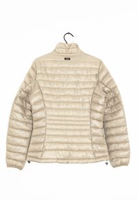 Beige pufferjakke med vandret kviltet mønster, høj krave, elastiske manchetter og justerbar kant. Letvægts, skinnende stof uden synligt hardware.