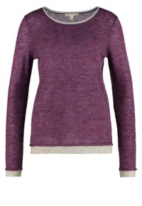 Fioletowy sweter damski z długim rękawem, o okrągłym dekolcie, wykonany z teksturowanego dzianiny, z jaśniejszymi prążkowanymi mankietami i dołem.