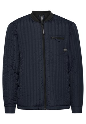 Mornarska prešivena bomber jakna s crnim rebrastim ovratnikom, prednjim zatvaranjem na patentni zatvarač i ziperskim džepom na prsima; sadrži horizontalne šavove i etiketu s logotipom.