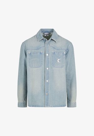 Világoskék farmerdzseki hosszú ujjakkal, két mellzsebbel, ezüst gombokkal és egy kis logóval a bal zsebén.