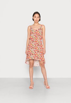 Vestido floral com decote em forma de U, design sem mangas, barra assimétrica, com tons de vermelho, rosa e branco. Textura subtil realça a aparência.