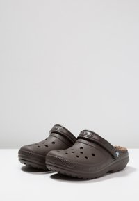 Crocs CLASSIC LINED - Tamancos - espresso/walnut