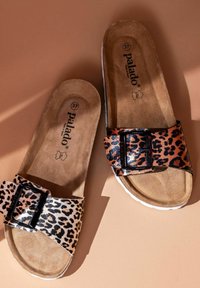 Sandales imprimé léopard présentant un design mélangé de motifs marron clair et foncé, de boucles noires et d'un semelle intérieure douce et texturée.