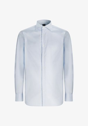 Svijetloplava košulja dugih rukava s oštrim ovratnikom, prednjim kopčanjem na dugmad i klasičnim manžetama, izrađena od glatke pamučne tkanine.