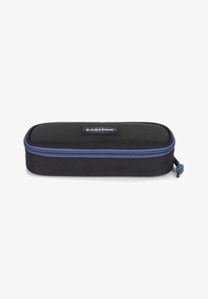 Estuche de lápices Eastpak negro con cremallera azul, forma rectangular, textura de tela y un parche con el logotipo en el frente. Diseño robusto para el almacenamiento.