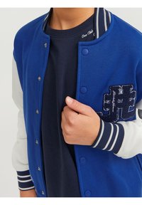 Jack & Jones Junior JORCOLE VARSITY - Sudadera con cremallera - mazarine blue