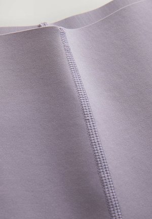 Material violet cu o textură netedă și detalii vizibile de cusătură de-a lungul marginii, prezentând un finisaj ușor lucios.