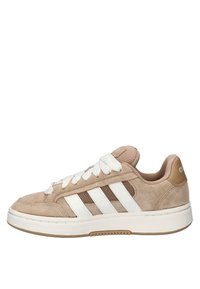 Beige su ède sneaker met witte leren strepen en veters. Heeft een gewatteerde kraag en een rubberen zool, met mesh details bij de tong.