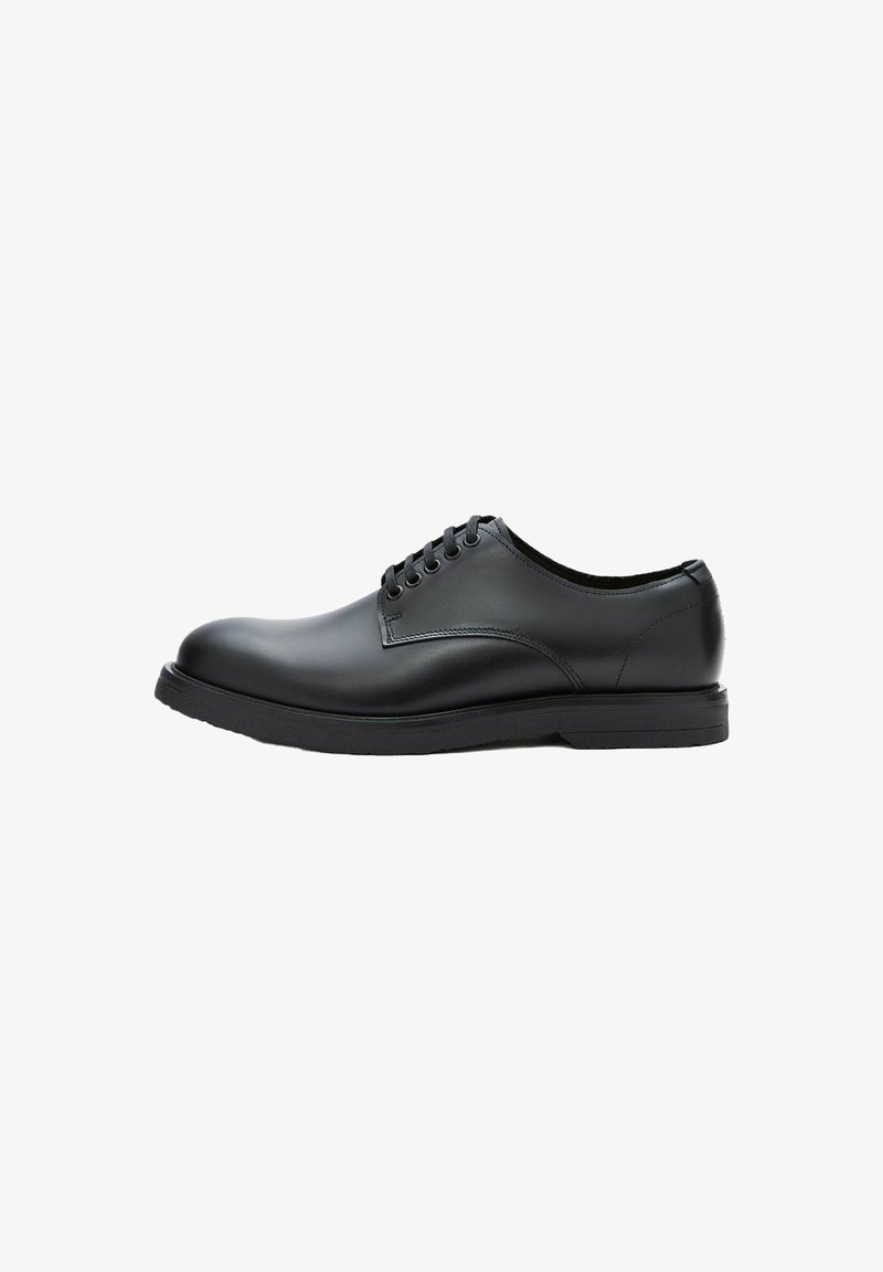 Zwarte leren dress shoe met een ronde neus, acht oogjes en een platte rubberen zool. Minimalistisch ontwerp met een gladde textuur.