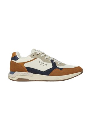 Casual S.Oliver sneaker met witte, bruine, marineblauwe en beige panelen, vetersluiting en rubberen zool, zijaanzicht op witte achtergrond.