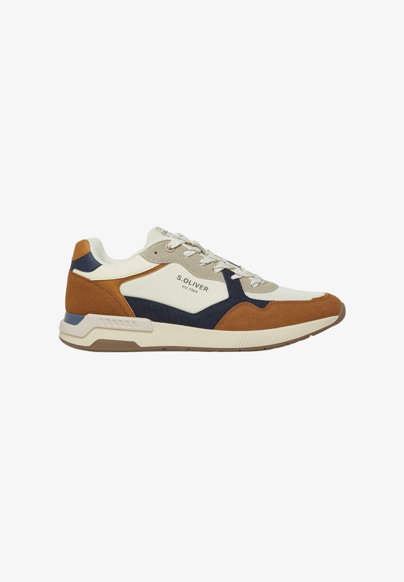 Zapatilla informal S.Oliver con paneles blancos, marrones, azul marino y beige, diseño con cordones y suela de goma, vista lateral sobre fondo blanco.