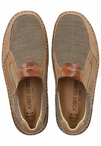 Scarpe slip-on di colore marrone chiaro con pannelli in rete e dettagli in pelle, caratterizzate da cuciture in contrasto e una soletta testurizzata per la traspirabilità.