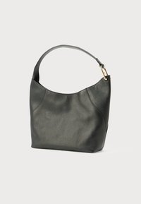 Melnas ādas somiņa ar teksturētu virsmu, izliekta augšmalā, ar vienu rokturi un zelta toņa metāla akcentu uz siksnas.