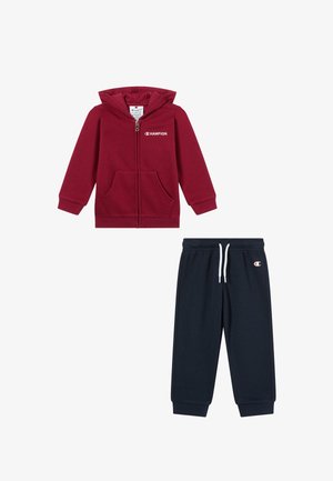 Rode hoodie met ritssluiting en een capuchon, voorzakken en een wit logo. Marineblauwe sweatpants met elastische tailleband en logo-detail. Zachte stof, casual pasvorm.