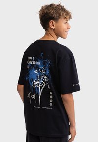 Schwarzes Baumwoll-T-Shirt mit einem blauen und weißen Blumenmuster und dem Text "Nicht zu viel nachdenken" auf der Rückseite, lockerer Schnitt, kurze Ärmel.