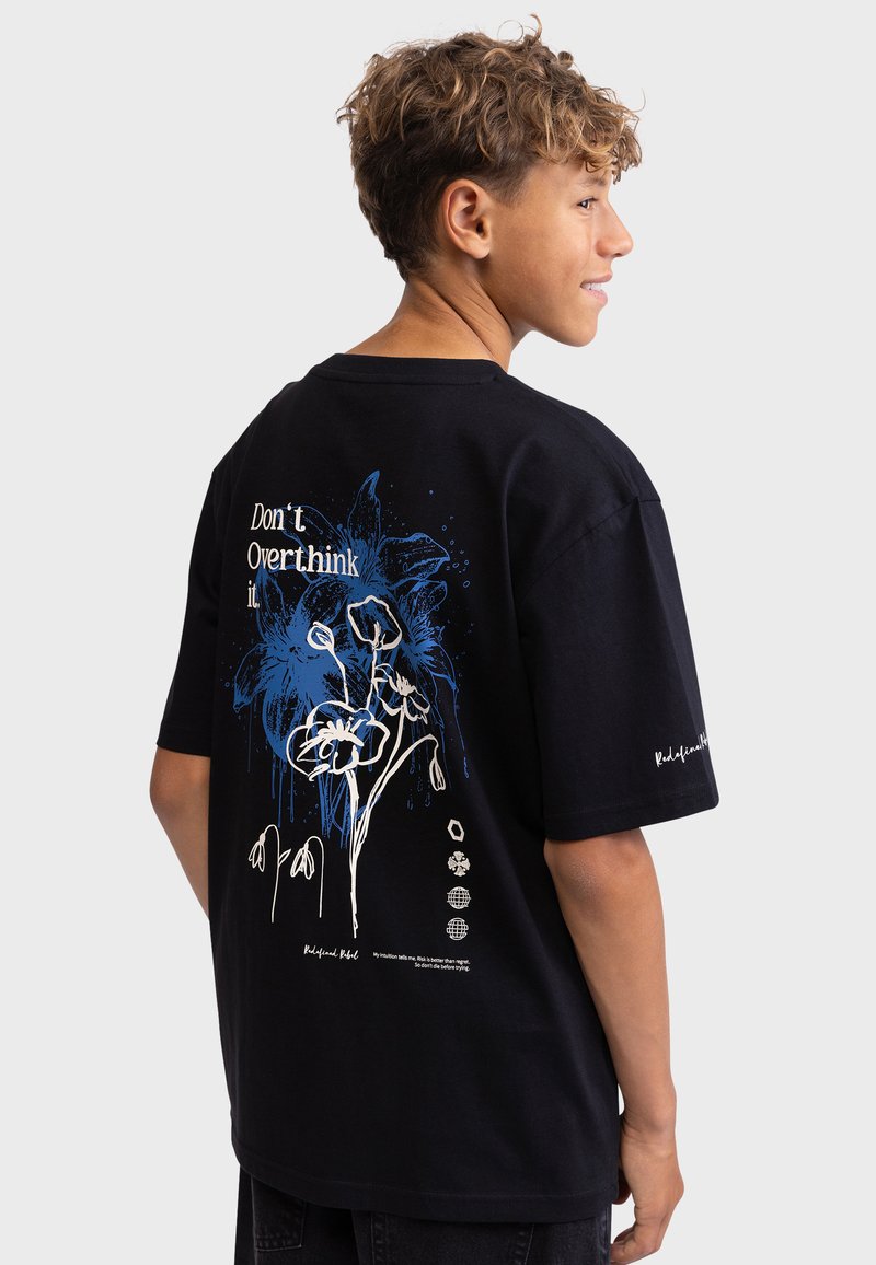 Schwarzes Baumwoll-T-Shirt mit einem blauen und weißen Blumenmuster und dem Text "Nicht zu viel nachdenken" auf der Rückseite, lockerer Schnitt, kurze Ärmel.