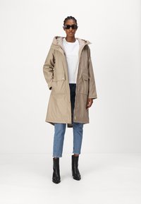 Barbour International WYATT SHOWERPROOF - Αδιάβροχο μπουφάν - light trench
