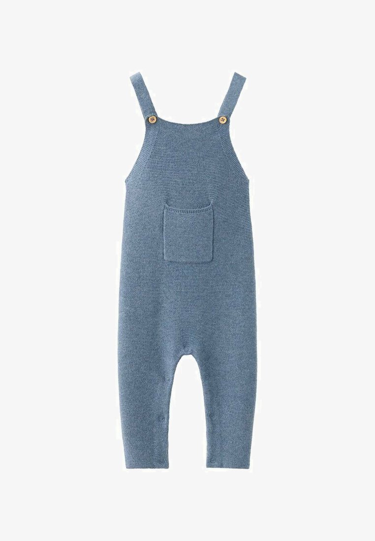 Salopette tricotée bleue avec bretelles, boutons en bois et une poche avant. Présente un motif texturé et des pressions à l'entrejambe.