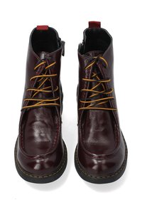 Burgunderfarbene Lederstiefeletten mit gelben Schnürsenkeln, schwarzem Innenfutter, runder Zehenform und Kontrastnähten. Mit einer Hinterlasche für einfaches Anziehen.