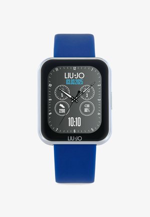 Reloj inteligente cuadrado con una correa de silicona azul, marco de plástico transparente y una pantalla digital gris que muestra la fecha y métricas. Presenta acentos cepillados.