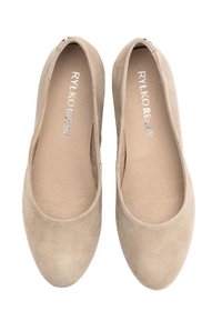 Beżowe zamszowe baleriny z okrągłym noskiem i niskimi bokami. Wnętrze posiada teksturowane wykończenie, z nazwą marki nadrukowaną na srebrno.